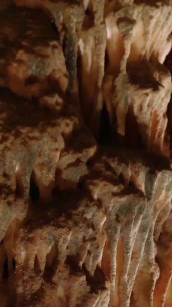 用生机勃勃的石笋探索美丽的地下洞穴 独特美丽的地下风景 有着古老的地层 用岩石质感吸引美丽的地下景观 — 图库视频影像
