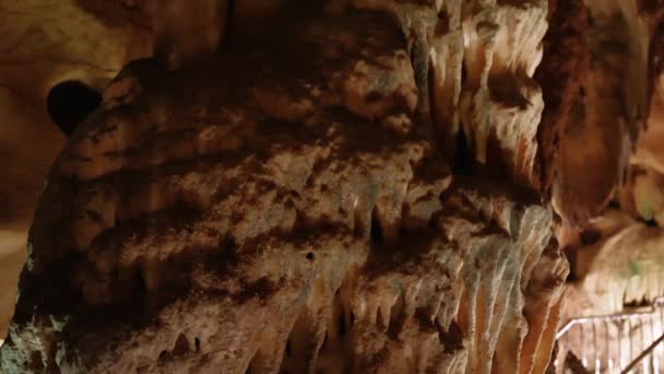 Εξερευνήστε Όμορφες Υπόγειες Σπηλιές Ζωντανούς Σταλαγμίτες Μοναδικό Όμορφο Υπόγειο Τοπίο — Αρχείο Βίντεο