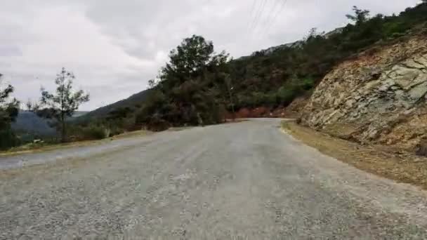 산맥을 와인딩 도로에 드라이브 사람보기 아름다운 지형에서 도로를 경험하십시오 모험의 — 비디오