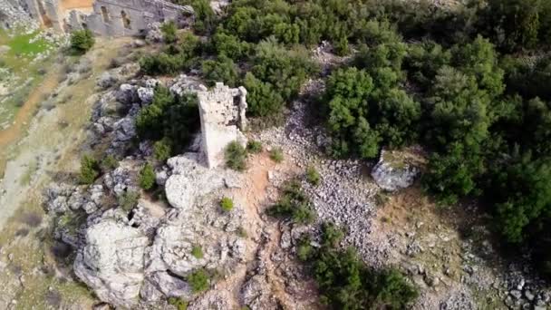 トルコの古代ローマの都市のメインゲートを守った古代の時計塔の遺跡であるオルバのパノラマ風景 古代の時計塔であるオルバを探索する 無人機の映像 — ストック動画