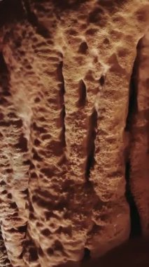 Yeraltı mağaralarında canlı dikitler, antik oluşumlara sahip eşsiz mağara manzaraları. Büyüleyici mağara manzarası, kayalık dokular. Yüksek kalite 4k görüntü