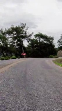 Tecrübe sürüşü, Türkiye 'de dağ yolu, birinci şahıs bakış açısı. Kamera sürüş, dağ dinginliği ve izolasyonu yakalıyor. Video gösterileri, dağ yolu, kentsel hayattan uzakta barış teklif etmek. 