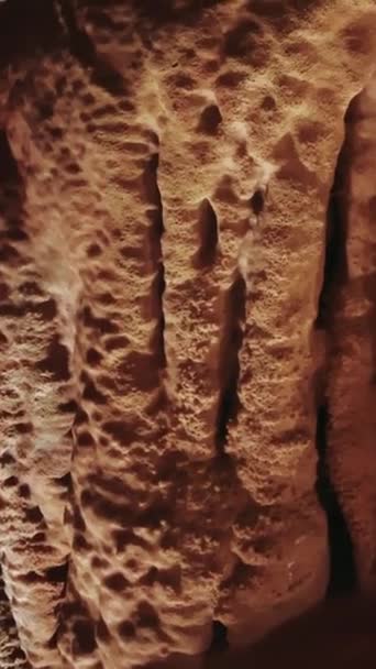 Яскраві Сталагміти Підземній Печері Унікальні Печерні Пейзажі Древніми Формаціями Привабливий — стокове відео