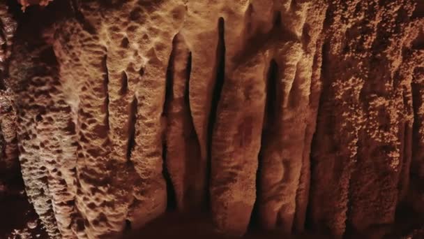 Vibrerande Stalagmiter Underjordisk Grotta Unik Grotta Landskap Med Antika Formationer — Stockvideo