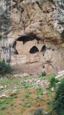Drone görüntüleri, 7. yüzyıl Doğu Roma İmparatorluğu 'na dayanan antik Hıristiyan üç katlı rock kilisesinin tarihi kalıntılarını sergiliyor. Manzara mimari kalıntıları ve kültür mirasını ön plana çıkarıyor.