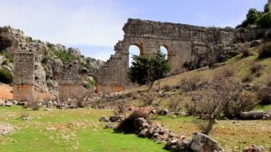Türkiye 'nin Olba harabelerinin panoramik videosu, ana kapı, antik duvar içeriyor. İnsansız hava aracı Roma 'nın antik duvarlarını yakalıyor. Antika duvarları, tarihi kalıntıları keşfet. Yüksek kalite 4k görüntü