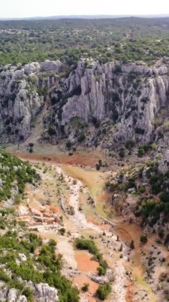 无人机在峡谷 高山上空飞行 呈现全景 录像记录了峡谷 山区深度和周围地形 峡谷的空中录像 在自然景观中的高山 高质量的4K镜头 — 图库视频影像