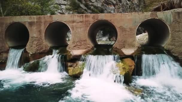 空中无人机视图展示了可再生能源 山溪中的大坝 探索可再生能源 利用快速水筑坝 录像捕捉到岩石地形中的可再生能源和大坝 — 图库视频影像