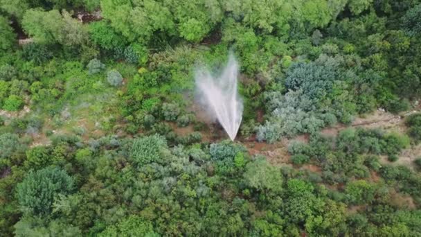 无人机视图捕捉到管子 在青山峡谷中喷水 空中录像显示管子 喷出的喷泉因破裂而破裂 自然喷洒对环境的影响 — 图库视频影像
