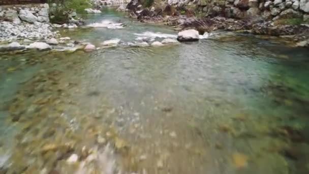 Dron Wychwytuje Niski Powietrzny Widok Skalisty Górski Strumień Czysta Woda — Wideo stockowe