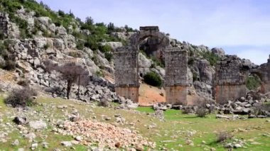 Türkiye 'nin Olba kentinin panoramik videosu, arkeoloji, antik kalıntılar sergileniyor. Görüntüler ana kapıyı yakalar, arkeolojiyi ön plana çıkarır. Roma şehrinin arkeolojisini ayrıntılı olarak araştır. Yüksek kalite 4k görüntü