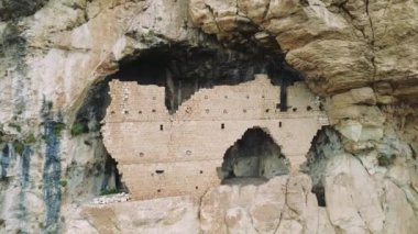 İnsansız hava aracı görüntüleri, 7. yüzyıl Doğu Roma İmparatorluğu 'na dayanan üç katlı antik Hristiyan kaya kilisesinin kalıntılarını gösteriyor. Video sitenin Hıristiyan mirası ve tarihsel önemini vurguluyor. 