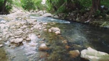 Dere manzarası, dağ ormanlarındaki kaya oluşumları. Kristal berrak su derenin, kayanın üzerinden akar. Hava görüntüleri eko-turizm noktasını, dereyi ve kayayı el değmemiş bir şekilde yakalıyor. Yüksek kalite 4k görüntü