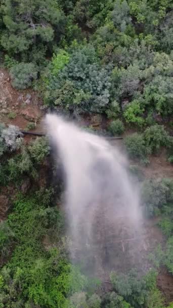 无人机录像显示山管出现紧急情况压力爆裂紧急情况下 造成峡谷内水雾的压力 空中捕获紧急情况 在自然环境中的压力 — 图库视频影像