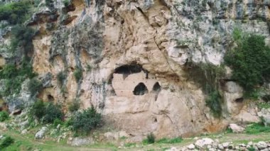 İnsansız hava aracı, Hristiyanlığın ve kültürel mirasın korunmasındaki önemini vurgulayarak, 7. yüzyıldan kalma üç katlı bir Doğu Roma kilisesinin kalıntılarını yakalıyor.. 