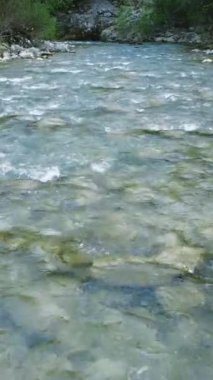 Drone, dağ nehrindeki temiz suları yakalar ve insansız hava aracı eşsiz bir görüntü sağlar. Dağ nehri, İHA kayalık akıntıyı yukarıdan kaydediyor. Dağ nehri görüntüleri, insansız hava aracı doğal manzarayı gösteriyor. 
