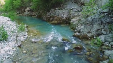 Drone hızla yakalar, dağlık arazide akıntıya kapılır. Düşük hava manzarası, kayaların üzerinden akan akıntı. Görüntüler, gözlerden uzak ve maceraperestler için ideal bir akış olduğunu gösteriyor. Yüksek kalite 4k görüntü