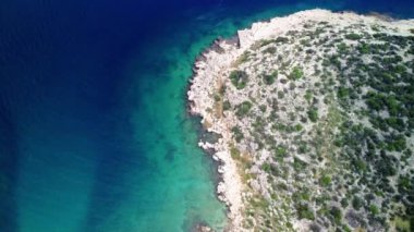 Mersin 'deki Akdeniz boyunca kayalık kıyı manzarası. Drone görüntüleri Akdeniz 'in sakin sularını gösteriyor. Türkiye 'de Akdeniz kıyısındaki kayalık kıyı şeridini keşfedin.