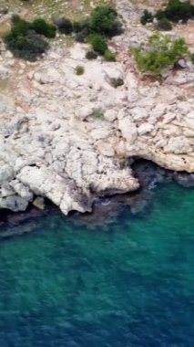 Göl manzarası, Maiden Hamam 'daki turkuaz renkli sular. Hava görüntüleri gölcük ve turkuazın kayalık kayalıklara çarptığını gösteriyor. Akdeniz, Türkiye 'de lagün ve turkuaz rengi keşfedin. 