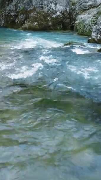 Drone Συλλαμβάνει Σαφή Ορμητικά Ποτάμι Που Ρέει Μέσα Από Βράχους — Αρχείο Βίντεο