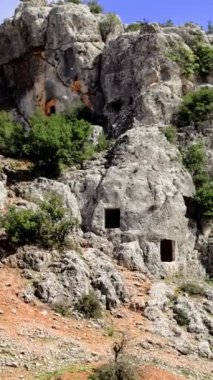 Mezar, antik arkeoloji ve tarih üzerine panoramik görüş. Video kasetleri, mezarlar, antik kalıntılar, kültür ve mimarinin keşfi. Görüntü mezar, antik ayarlar, seyahat noktalarını vurguluyor. 
