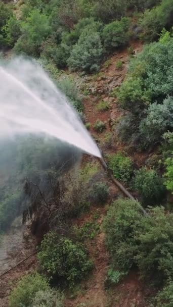 无人机抓住喷泉 管道爆裂在高山峡谷中 从空中看喷泉 管道放水 可视化显示喷泉 管道中断在绿色的地形 高质量的4K镜头 — 图库视频影像