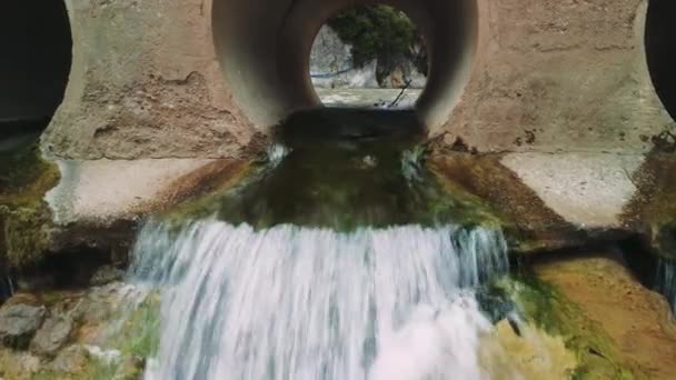 Вид Дрон Невеликого Водоспаду Гірському Потоці Кришталево Чиста Вода Каскади — стокове відео