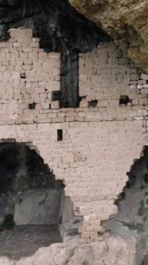 Drone görüntülerinde, 7. yüzyıldan kalma bir mimari kalıntı olan antik Hristiyan Rock Kilisesi sergileniyor. Dini bir mekan olarak tarihi önemi vurgulanmıştır..