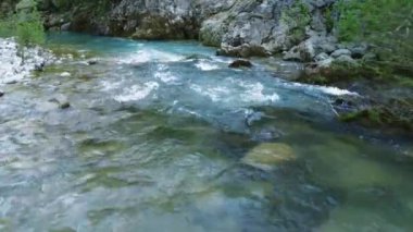 İnsansız hava aracı kayaların arasından akan nehirleri yakalıyor. Hava görüntüsü temiz nehir dinamiklerini ortaya çıkarıyor. Görüntüler gözden uzak, temiz, hızlı nehir arazisini araştırıyor. Yüksek kalite 4k görüntü