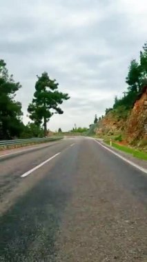 Dağ geçidi boyunca yapılan yolculuğun birinci şahıs görüntüsü. Video, dar dağ yolunda yolculuk görüntüsü veriyor. Dağlık arazide manzaralı bir yolculuk. Yüksek kalite 4k görüntü