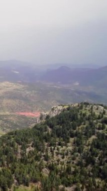 İnsansız hava aracı, dağların arasına kurulmuş vadiyi yakalıyor. Vadinin havadan görünüşü ihtişamı vurguluyor. Vadinin tepesinde görkemli dağlarla çevrili.