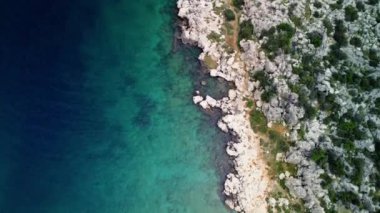 Hava aracı Türkiye 'nin Mersin kentindeki kıyı şeridini ele geçirdi. Görüntüler kayalık deniz kıyısı ve turkuaz kıyı şeridini vurguluyor. Sakin turkuazları keşfedin, sakin mavi sularla kıyı şeridini. 