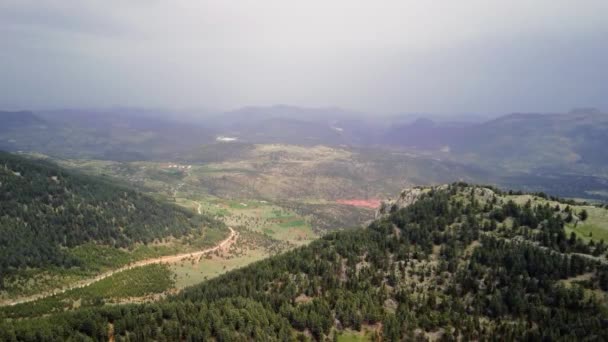 ドローン映像は山の間に囲まれた谷を撮影する 自然を強調する渓谷の空中眺望は壮大です 雄大な山々に囲まれた谷のオーバーヘッドショット — ストック動画