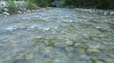 Drone, dağ nehrindeki temiz suları yakalar ve insansız hava aracı eşsiz bir görüntü sağlar. Dağ nehri, İHA kayalık akıntıyı yukarıdan kaydediyor. Dağ nehri görüntüleri, insansız hava aracı doğal manzarayı gösteriyor. 