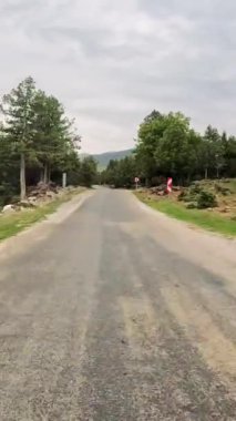 Birinci şahıs sürüş, dar geçitten dağ manzarasını ortaya çıkarır. Video, manzaralı yoldan dağ manzarası yakalıyor. Dağ manzarası boyunca seyahat doğal güzellikleri gözler önüne seriyor. Yüksek kalite 4k 