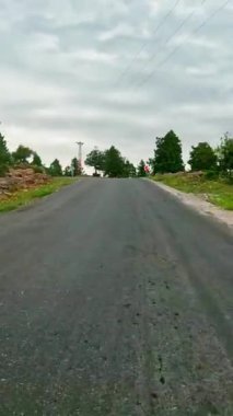 Serpentine Mountain Road 'da birinci şahıs sürüş videosu. Araba sürerken görüntüler, manzaralı alanda serpentin yol. Dağ arazisinde tecrübe sürüşü, yılan rotası. 