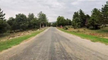 Birinci şahıs sürüş, dar geçitten dağ manzarasını ortaya çıkarır. Video, manzaralı yoldan dağ manzarası yakalıyor. Dağ manzarası boyunca seyahat doğal güzellikleri gözler önüne seriyor. Yüksek kalite 4k 