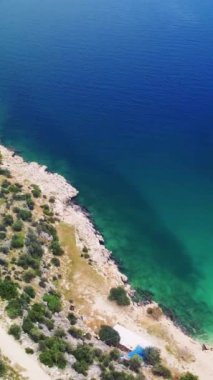 Drone körfezi, turkuaz suları Maiden Hamam 'da yakalıyor. Körfezin havadan görünüşü, turkuaz ve kayalık uçurumlar. Mersin, Akdeniz 'deki turkuaz manzaralı körfezi keşfedin. Yüksek kalite 4k görüntü