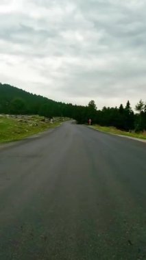 Birinci şahıs görünümü dar yol boyunca dağ manzarası yakalar. Sürücü görüntüleri manzarayı değiştiriyor. Video gösterileri doğal manzara boyunca seyahat eder. Yüksek kalite 4k görüntü