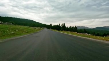 Birinci şahıs görünümü dar yol boyunca dağ manzarası yakalar. Sürücü görüntüleri manzarayı değiştiriyor. Video gösterileri doğal manzara boyunca seyahat eder. Yüksek kalite 4k görüntü