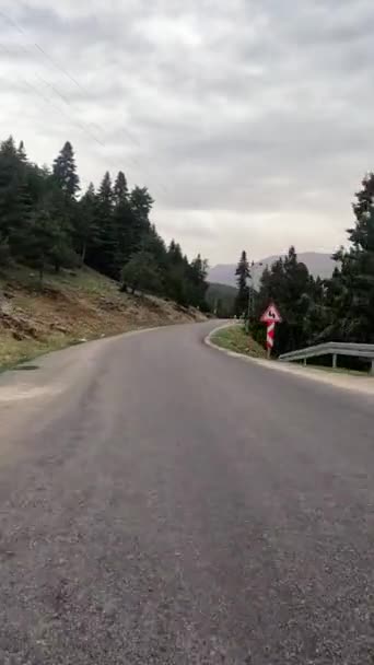 Materiał Pierwszej Osoby Jeździ Górską Drogą Poruszając Się Wąską Przełęczą — Wideo stockowe