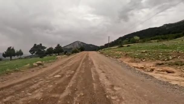 Sinuoso Camino Tierra Conduce Través Pintoresco Paisaje Montaña Ofreciendo Viaje — Vídeos de Stock