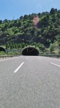 Araba karanlık yol tünelinde geziniyor, tünel sürüş deneyimini yakalıyor. Araba perspektifinden video, tüneldeki yolculuğu vurgulamak. Tüneldeki hareketlere odaklan. Yüksek kalite 4k görüntü