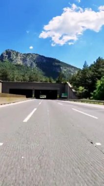 Araba karanlık yol tünelinde geziniyor, sürüş deneyimini yakalıyor. Tünellerde tünel kazan video gösterileri, tünel içindeki sürüş yolculuğunu vurguluyor. Yüksek kalite 4k görüntü