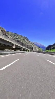 Bereketli bir ormanın içine yerleştirilmiş dolambaçlı bir dağ yolunda zarifçe ilerlerken nefes kesen yolculuğu tecrübe edin..