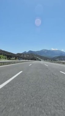 Yükselen dağlar ve yemyeşil ormanlarla çevrili engin bir yolda seyahat ediyorlar..