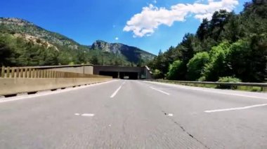 Araba karanlık yol tünelinde geziniyor, sürüş deneyimini yakalıyor. Tünellerde tünel kazan video gösterileri, tünel içindeki sürüş yolculuğunu vurguluyor. Yüksek kalite 4k görüntü