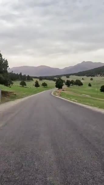 Podróże Wideo Rejestruje Jazdy Górskiej Drodze Przez Wąską Przełęcz Nagranie — Wideo stockowe