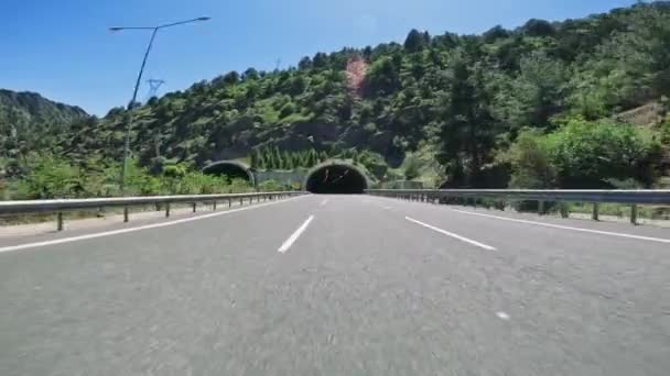 자동차는 어두운 터널을 탐색하여 경험을 캡처합니다 자동차 관점에서 비디오 터널에서 — 비디오