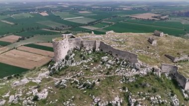 Adana 'daki dağın tepesindeki Anavarza kalesinin insansız hava aracı görüntüsü, güçlendirilmiş duvar inşaatı için ideal antik duvar mimarisini vurguluyor.